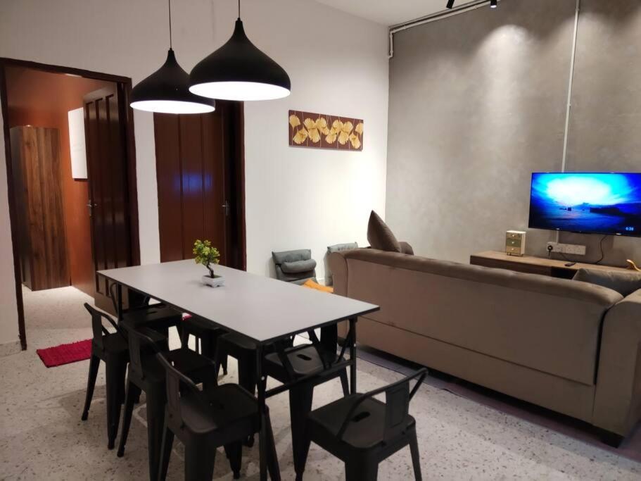 Pangsapuri 3br 10pax Taman Hoover, By Idealhub *